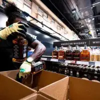 Trump Pressures Canada to End Boycott of US Liquor